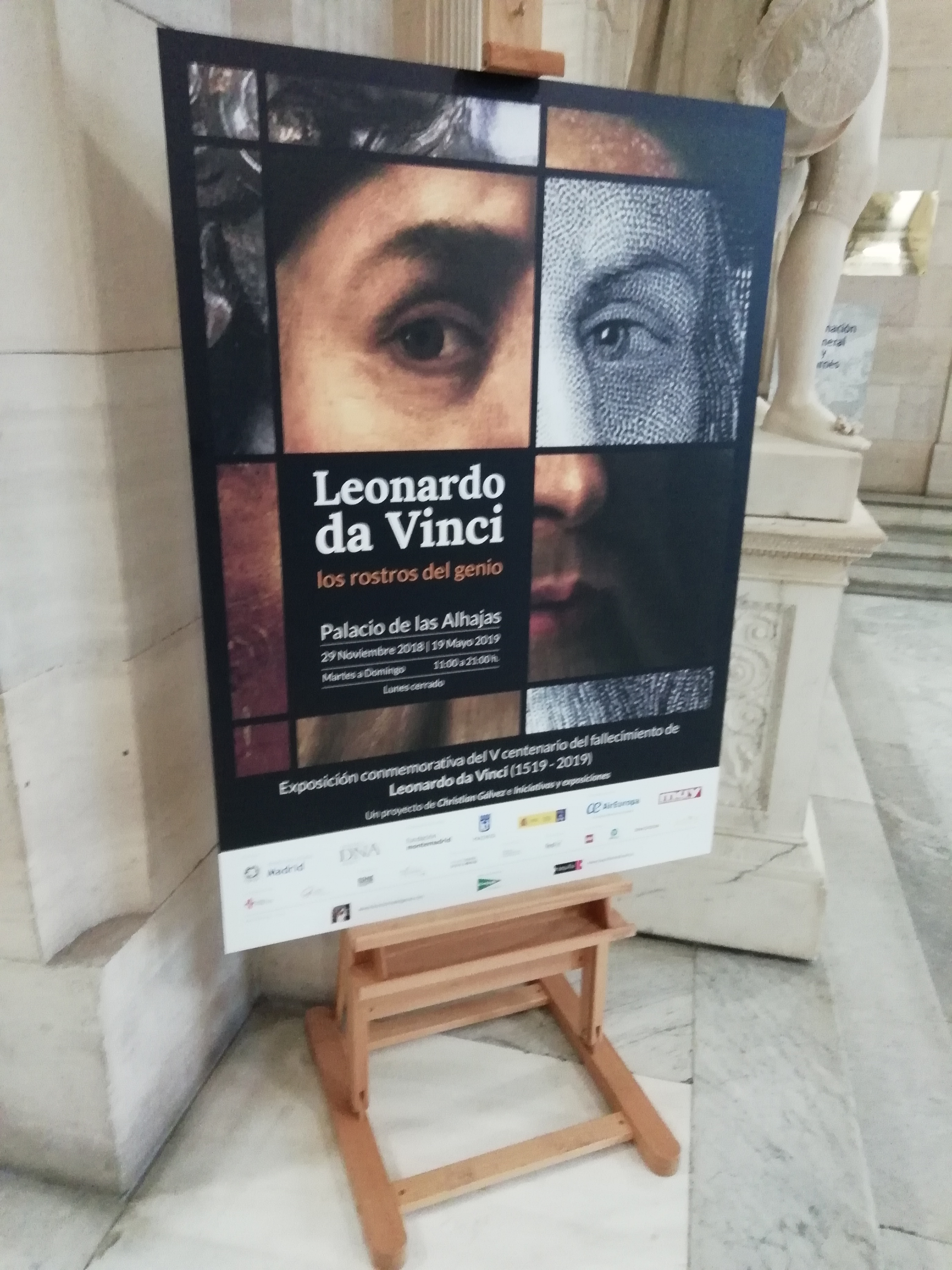 Panel informativo en la entrada de la Biblioteca Nacional