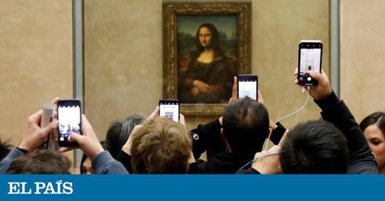 publico haciéndose selfies con la gioconda